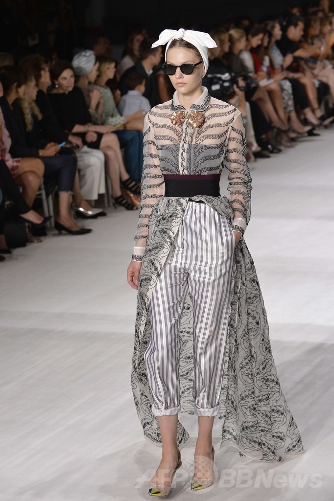 起き抜けのラフなスタイルをモードに昇華、「ジャンバティスタ・ヴァリ」14/15年秋冬オートクチュール