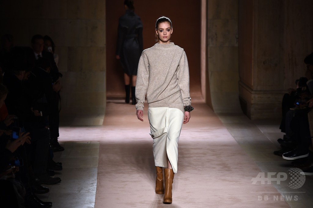 アシンメトリーな裾とドレープでフェミニンに、「ヴィクトリア ベッカム」15/16年秋冬