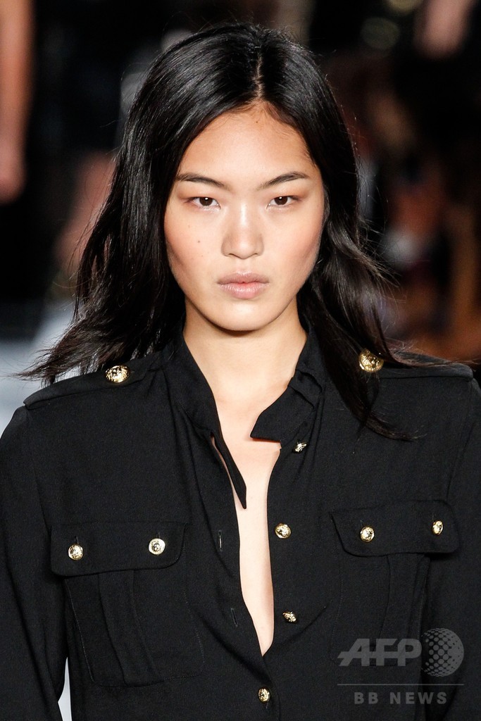 アンソニー・バカレロとコラボ、「ヴェルサス ヴェルサーチ」15年春夏