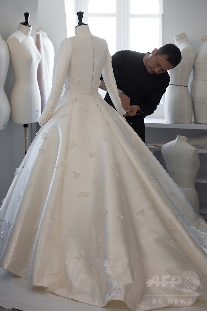 「ディオール」ミランダ・カー着用のウェディングドレスを公開