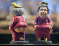 　スペイン・カタルーニャ（Catalonia）地方で、今年もクリスマス恒例の排便人形「カガネル（Caganer、「排便」の意）がお目見えした。カタルーニャでは、クリスマスシーズンになると有名人が排泄する姿を模した陶器の人形を自宅内に隠し、招待客に探させるのが恒例行事となっている。18世紀から続く風習で、カガネルは翌年の豊穣（ほうじょう）、希望、繁栄の象徴とされている。

　写真は、バルセロナ（Barcelona）のクリスマス市に登場した英国のエリザベス女王（Queen Elizabeth II）のカガネル（2009年12月21日撮影）。(c)AFP/LLUIS GENE