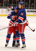 第2ピリオドにチーム2点目のゴールを決めチームメイトのマーク・スタール（%%Marc Staal%%、右）から祝福を受けるレンジャーズのマーティン・ストラカ（%%Martin Straka%%）。(c)AFP/Getty Images Al Bello