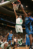 08-09NBA東カンファレンスプレーオフ準決勝、ボストン・セルティックス（%%Boston Celtics%%）対オーランド・マジック（%%Orlando Magic%%）第7戦。試合はマジックが101-82でセルティックスを下し、対戦成績を4勝3敗としてカンファレンス決勝に進出した。写真はマジックのドワイト・ハワード（%%Dwight Howard%%）をかわしダンクシュートを狙うセルティックスのローハン・ロンド（%%Rajon Rondo%%）。（2009年5月17日撮影）(c)AFP/Getty Images/NBAE/Nathaniel S. Butler