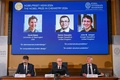 2024年ノーベル化学賞の受賞が決まった（左から）デビッド・ベイカー氏、デミス・ハサビス氏、ジョン・ジャンパー氏の写真。スウェーデン・ストックホルムの王立科学アカデミーで（2024年10月9日撮影）。(c)Jonathan NACKSTRAND / AFP 