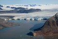 北極圏のノルウェー領スバルバル諸島の氷河（2015年7月23日撮影、資料写真）。(c)DOMINIQUE FAGET / AFP