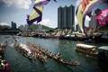 香港（Hong Kong）で行われた毎年恒例「ドラゴンボート（龍舟）フェスティバル（Dragon Boat Festival）」のレース（2014年6月2日撮影）。(c)AFP/Philippe Lopez