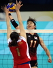 北京五輪女子バレーボールの対中国戦で、スパイクを打つ日本の荒木絵里香（%%Araki Erika%%、右）。（2008年8月17日撮影）(c)AFP/ALEXANDER JOE