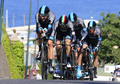 第96回ジロ・デ・イタリア（2013 Giro d&apos;Italia）、第2ステージ（イスキアからフォリーオ、17.4キロメートル、チームタイムトライアル）。ステージに臨むスカイ（Sky Pro Cycling）の選手（2013年5月5日撮影）。(c)AFP/LUK BENIES