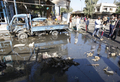 イラクの首都バグダッド（Baghdad）のスンニ派（Sunni）地区アダミヤ（Adhamiyah）で、自動車爆弾の残がい（2008年11月10日撮影）。(c)AFP/ALI AL-SAADI