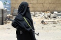 イエメン・アデン市内で銃を持つ女性（2015年4月22日撮影）。(c)AFP/SALEH AL-OBEIDI