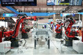 ２０２３世界ロボット大会で展示された自動車用スポット溶接ロボットワークステーション（2023年8月17日撮影）。(c)Xinhua News