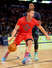 第63回NBAオールスターゲーム2014（2014 NBA All-Star game）。イーストのドウェイン・ウェイド（Dwyane Wade）をかわすウエストのブレイク・グリフィン（Blake Griffin、2014年2月16日撮影）。(c)AFP/Getty Images/Ronald Martinez