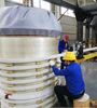 「中国還流器2号M」本体コイルシステムを製造する東方電機のスタッフ（撮影日不明）。(c)Xinhua News