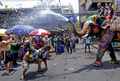 タイ・バンコク（Bangkok）の観光客に人気があるカオサン（Khao San）通りで12日、旧正月を祝う水かけ祭り「ソンクラーン（Songkran）」が行われた。写真は、水鉄砲でゾウに水を掛ける観光客（2010年4月12日撮影）。(c)AFP/PORNCHAI KITTIWONGSAKUL