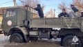 被災地から市民を非難させる救助隊。ロシア南部オルスクで。ロシア非常事態省が公開した動画からの静止画（2024年4月6日撮影、7日公開）。(c)HANDOUT / RUSSIAN EMERGENCIES MINISTRY / AFP