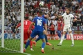 サッカー欧州選手権、決勝トーナメント1回戦、イングランド対スロバキア。逆転ゴールを決めるイングランドのハリー・ケイン（右、2024年6月30日撮影）。(c)OZAN KOSE / AFP