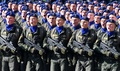 ウクライナ首都キエフで開かれた、独立宣言から27年を記念する軍事パレードの様子（2018年8月24日撮影）。(c)Genya SAVILOV / AFP