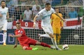 サッカー欧州選手権2016予選グループE、スロベニア対イングランド。スロベニアのヨシップ・イリチッチ（右）にタックルを仕掛けるイングランドのジャック・ウィルシャー（2015年6月14日撮影）。(c)AFP/SAMUEL KUBANI