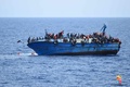 リビア沖の地中海で起きた移民船転覆の瞬間。イタリア海軍公開（2016年5月25日提供）。(c)AFP/MARINA MILITARE
