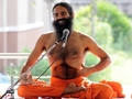 インドのニューデリー（New Delhi）から約240キロ離れたハリドワール（Haridwar）のPitanjali Yogpeethで、政府の腐敗に抗議するハンガーストライキ中にヨガをするインド・ヨガ界の有名指導者、スワミ・ラムデヴ（Swami Ramdev）師（2011年6月7日撮影）。(c)AFP/Manan VATSYAYANA