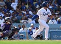 18MLB、ナ・リーグ西地区優勝決定戦、ロサンゼルス・ドジャース対コロラド・ロッキーズ。5回に2点本塁打を放つロサンゼルス・ドジャースのマックス・マンシー（2018年10月1日撮影）。(c)Jayne Kamin-Oncea/Getty Images/AFP