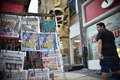メキシコの首都メキシコ市で、売店のスタンドに並ぶドナルド・トランプ氏の米大統領当選を1面で報じた新聞（2016年11月9日撮影）。(c)AFP/YURI CORTEZ