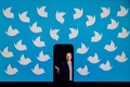 米実業家イーロン・マスク氏とツイッターのロゴ（2022年8月5日撮影）。(c)SAMUEL CORUM / AFP