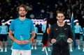 男子テニス、メルボルン・サマー・セット、シングルス決勝。表彰式に臨むラファエル・ナダル（右）とマクシム・クレシー（2022年1月9日撮影）。(c)Mike FREY / AFP