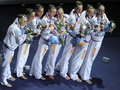 第15回世界水泳選手権（15th FINA World Championships）は22日、スペイン・バルセロナ（Barcelona）でシンクロナイズドスイミングのチームテクニカルルーティン（TR）決勝が行われ、ロシアが96.6点で金メダルに輝いた。

94.4点を記録したスペインが銀メダル、93.3点を記録したウクライナが銅メダルを獲得した。

表彰式で金メダルを手に撮影に応じるロシアの選手（2013年7月22日撮影）。(c)AFP/JOSEP LAGO