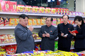 デパートを視察する金正恩朝鮮労働党委員長。朝鮮中央通信配信（2019年4月8日配信、撮影日不明）。(c)AFP PHOTO/KCNA VIA KNS