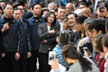 台湾・新北市の投票所で、票を投じるために並ぶ民主進歩党の蔡英文総統（2020年1月11日撮影）。(c)AFP/Sam Yeh