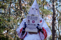 米ニューヨークでAFPの取材に応じる人至上主義団体「クー・クラックス・クラン（KKK）」のメンバー（2016年11月22日撮影、資料写真）。(c)William EDWARDS / AFP