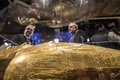 エジプトのカイロにある国立エジプト文明博物館で公開された高位聖職者ネジェマンクの黄金のひつぎ（2019年10月1日撮影）。(c)Khaled DESOUKI / AFP