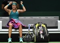 女子テニス、WTAツアー選手権（BNP Paribas WTA Championships - Singapore 2014）4日目。休憩するユージェニー・ブシャール（Eugenie Bouchard、2014年10月23日撮影）。(c)AFP/ROSLAN RAHMAN