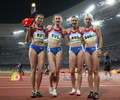 北京五輪、陸上女子4x400メートルリレーで銀メダルを獲得したアナスタシア・カパチンスカ（左端）らロシア代表（2008年8月23日撮影）。(c)AFP/VALERY HACHE