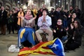 スペイン北東部カタルーニャ自治州バルセロナの駅で州議会選の開票結果の発表を待つ独立派の
「カタルーニャ共和主義左翼（ERC）」の支持者ら（2017年12月21日撮影）。(c)AFP/LLUIS GENE