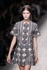 フランス・パリ市内で発表された「ヴァレンティノ（VALENTINO）」14年春夏コレクション（2013年10月1日撮影）。(c)AFP/PATRICK KOVARIK