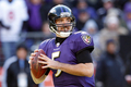 11NFLプレーオフは15日、カンファレンス準決勝が行われ、ボルティモア・レイブンズ（Baltimore Ravens）は20-13でヒューストン・テキサンズ（Houston Texans）との接戦を制し、ナショナル・カンファレンス（NFC）決勝に進出した。

パスコースを探すレイブンズのQBジョー・フラッコ（Joe Flacco、2012年1月15日撮影）。(c)AFP/Getty Images/Rob Carr