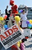 都内で開催されたLGBTの権利を訴えるパレード「東京レインボープライド（Tokyo Rainbow Pride）2014」に参加する首相夫人の安倍昭恵（Akie Abe）さん（右、2014年4月27日撮影）。(c)AFP/Yoshikazu TSUNO