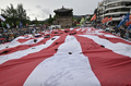 韓国ソウルで引き裂かれる旭日旗（2019年8月15日撮影、資料写真）。(c)Jung Yeon-je / AFP