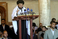 写真は26日、聖都ナジャフ（Najaf）郊外Kufaのモスクで行われた金曜日の礼拝中に演説する急進派指導者のモクタダ・サドル（%%Moqtada Sadr%%）師。同師は多国籍軍のイラク撤退に関する具体的な予定を明らかにするよう要求している。(c)AFP/QASSEM ZEIN