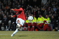 シュートを放つマンチェスター・ユナイテッドのカルロス・テベス（%%Carlos Tevez%%）。(c)AFP/JEAN-PHILIPPE KSIAZEK