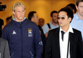 バンコクのスワンナプーム国際空港に到着したマンチェスター・シティのカスパー・シュマイケル（%%Kasper Schmeichel%%、左）。（2008年5月14日撮影）(c)AFP/Pornchai KITTIWONGSAKUL