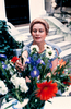 米ハリウッド女優からモナコ大公妃へと華麗な転身を見せたグレース・ケリー（Grace Kelly）が交通事故で非業の死を遂げてから、14日で30年を迎える。

人気女優として映画『モガンボ（Mogambo）』（1953）では俳優クラーク・ゲーブル（Clark Gable）と共演し、サスペンス映画の巨匠アルフレッド・ヒッチコック（Alfred Hitchcock）監督の『裏窓（Rear Window）』（1954）、『ダイヤルMを廻せ（Dial M for Murder）』（同）、『泥棒成金（To Catch a Thief）』（1955）などで次々ヒロインをつとめたグレース・ケリーは、1956年にモナコのレーニエ3世公（Prince Rainier III）と結婚し、グレース公妃（Princess Grace）となった。

だが1982年9月13日、グレース公妃はモナコ郊外ラ・トゥルビー（La Turbie）を車で走行中、事故に遭い、翌日帰らぬ人となった。富裕層の保養地モナコのイメージを確立したシンボルとして現在も深く愛されており、モナコではその死を悼む回顧展「グレース：シンボル・オブ・チェンジ（Grace, a Symbol of Change）」が開催されている。

写真は、庭で花を生けるグレース公妃（1981年6月撮影）。(c)AFP/PRESSENS BILD/JAN DELDEN