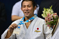 第31回世界柔道選手権（World Judo Championships 2013）、男子60キロ級。表彰式で金メダルを手にする高藤直寿（Naohisa Takato、2013年8月26日撮影）。(c)AFP/YASUYOSHI CHIBA