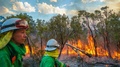 オーストラリア・マーガレットリバー近郊で山火事の消火に当たる消防隊。消防当局提供（2021年12月8日撮影、同10日入手）。(c)AFP PHOTO / SEAN BLOCKSIDGE / WESTERN AUSTRALIA DEPARTMENT OF FIRE AND EMERGENCY SERVICES