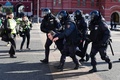 ロシア・モスクワ中心部で、拘束されるウクライナ侵攻に抗議するデモの参加者（2022年3月13日撮影）。(c)AFP