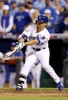 14MLBプレーオフ、ア・リーグ地区シリーズ（5回戦制）、カンザスシティ・ロイヤルズ（Kansas City Royals）対ロサンゼルス・エンゼルス・オブ・アナハイム（Los Angeles Angels of Anaheim）第3戦。4回裏の打席に臨むカンザスシティ・ロイヤルズの青木宣親（Norichika Aoki、2014年10月5日撮影）。(c)AFP/Getty Images/Ed Zurga