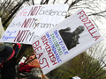 ワシントンD.C.のホワイトハウス（White House）前にあるラファイエット広場（Lafayette Park）で、オバマ政権の経済政策に抗議する人びと。

米国で確定申告の提出期限にあたる15日、バラク・オバマ（Barack Obama）米大統領の経済政策などに抗議する共和党支持者らが、英国の植民地税に反発して起こった1773年の「ボストン茶会事件（Boston Tea Party）」にちなんだ抗議集会を全米各地で開いた。

人びとは、ティーバッグやアイスティーなどお茶に関連する物を手に、オバマ政権の税政策や金融機関などの救済策、歳出が大幅増となった予算案などに抗議した。主催者側によると、全米の約800か所で同様の集会が行われるという（2009年4月15日撮影）。(c)AFP/Karen BLEIER