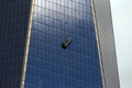 米ニューヨーク（New York）の超高層ビル「ワン・ワールド・トレード・センター（One World Trade Center）」の側面に宙づりになった清掃用の足場（2014年11月12日撮影）。(c)AFP/Getty Images/Spencer Platt